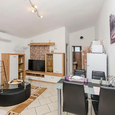 Vlatka With Jacuzzi Apartment