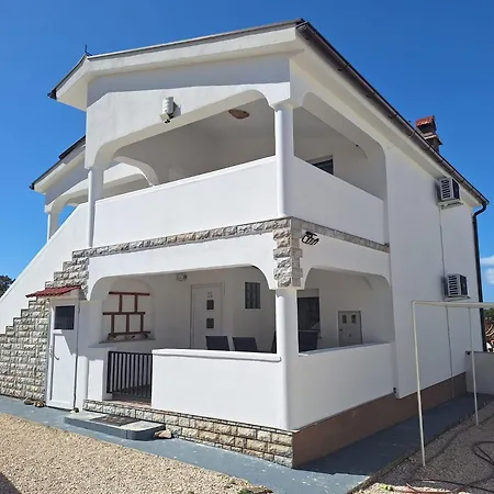 Vlatka With Jacuzzi Apartment Ražanac