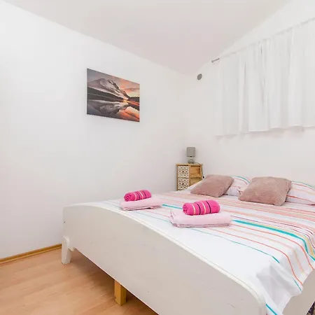 Vlatka With Jacuzzi Apartment Ražanac