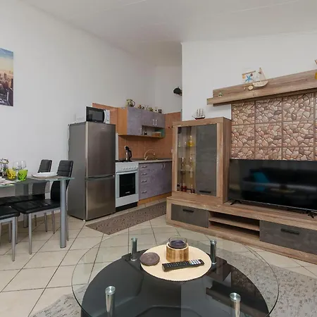 Vlatka With Jacuzzi Apartment