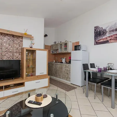 Apartment Vlatka With Jacuzzi Ražanac