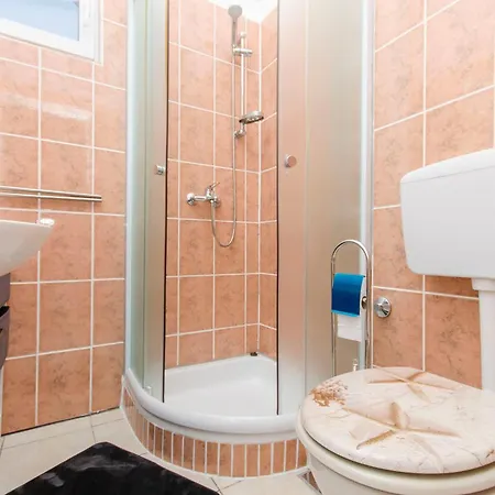 Vlatka With Jacuzzi Ražanac
